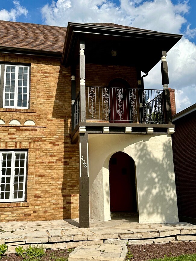 408 S Hanley Rd Unit 2, Clayton, MO 63105 Condo for Rent in Clayton