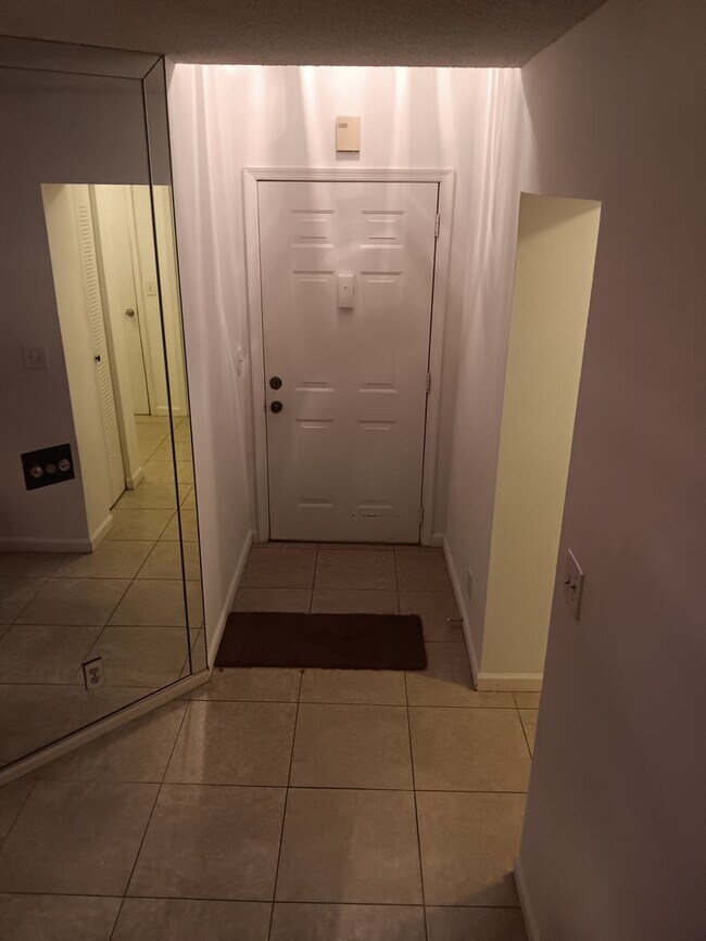 Building Photo - 2 Bed/ 2 Bath Townhome With Loft In Boca! ...