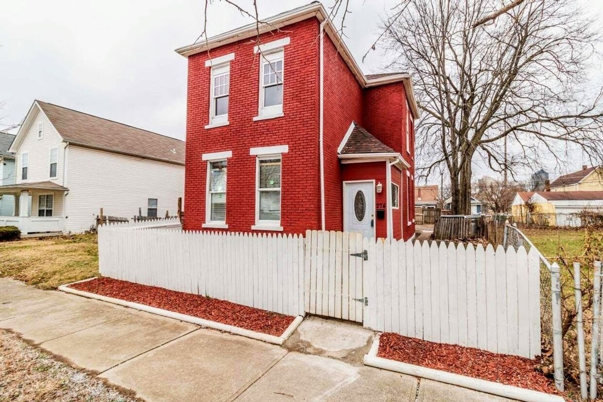 Foto principal - Beautifully Renovated Brick Home in East F...