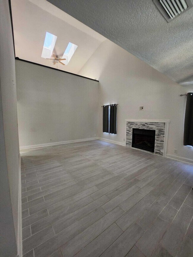 Foto del edificio - 16930 Brighton Dr W