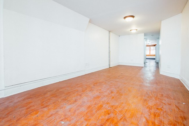 Building Photo - 114 E 7th St