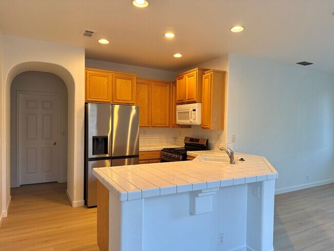 Foto del edificio - 3 bed 2 bath 2 Car Garage