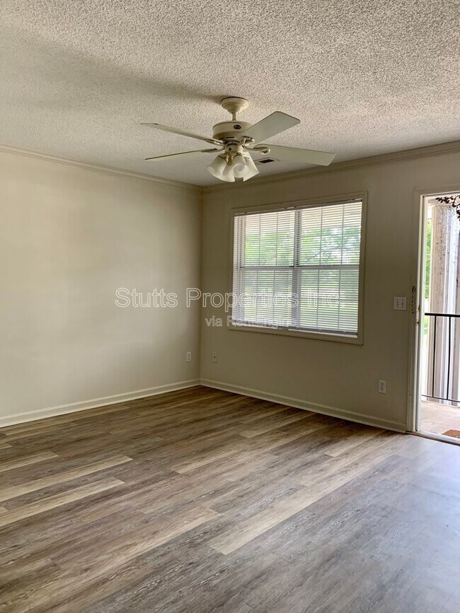 Foto del edificio - 321 W Irvine Ave