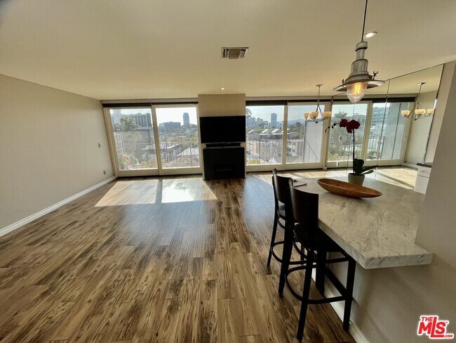 Building Photo - 450 S Maple Dr