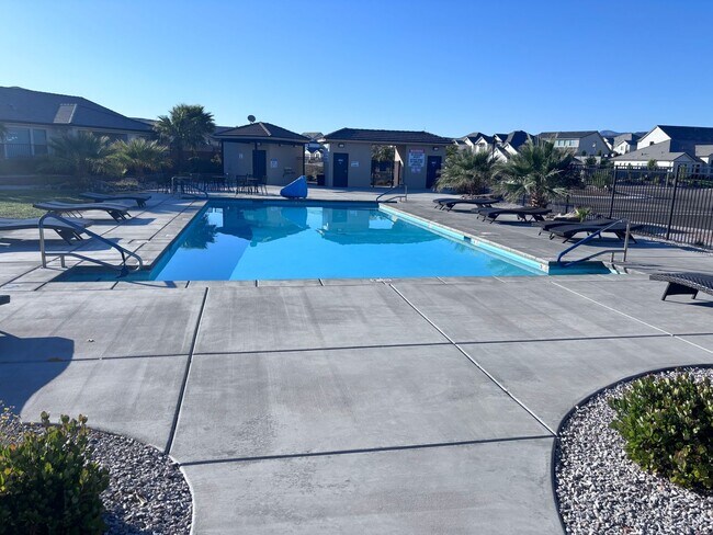 Foto del edificio - 3 bed plus office / 2.5 bath / 3 car Single Story with Community Pool!