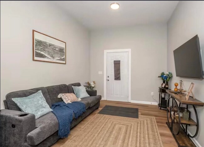 Building Photo - Spacious 5-Bed Furnished Home Near Xavier | Modern Updates, In-Unit Laundry & Off-Street Parking