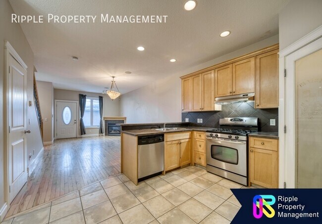 Photo du bâtiment - Modern 2 Beds, 2.5 Baths Townhouse | No Pe...