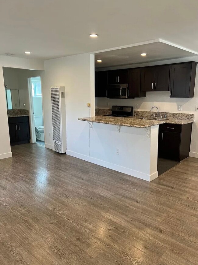 Building Photo - 5912 Willoughby Ave