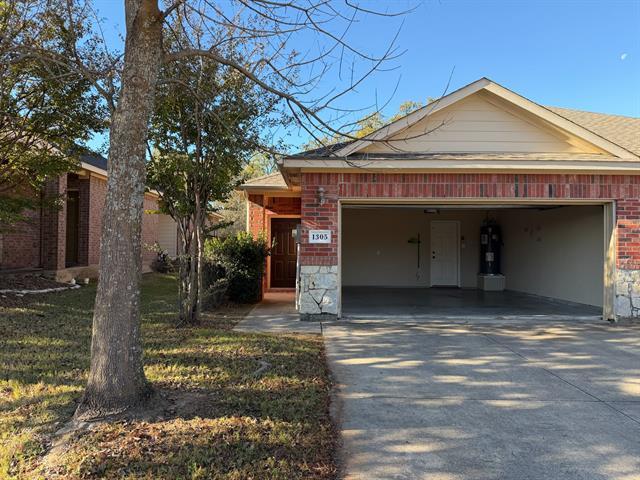 Building Photo - 1305 Ravenwood Dr