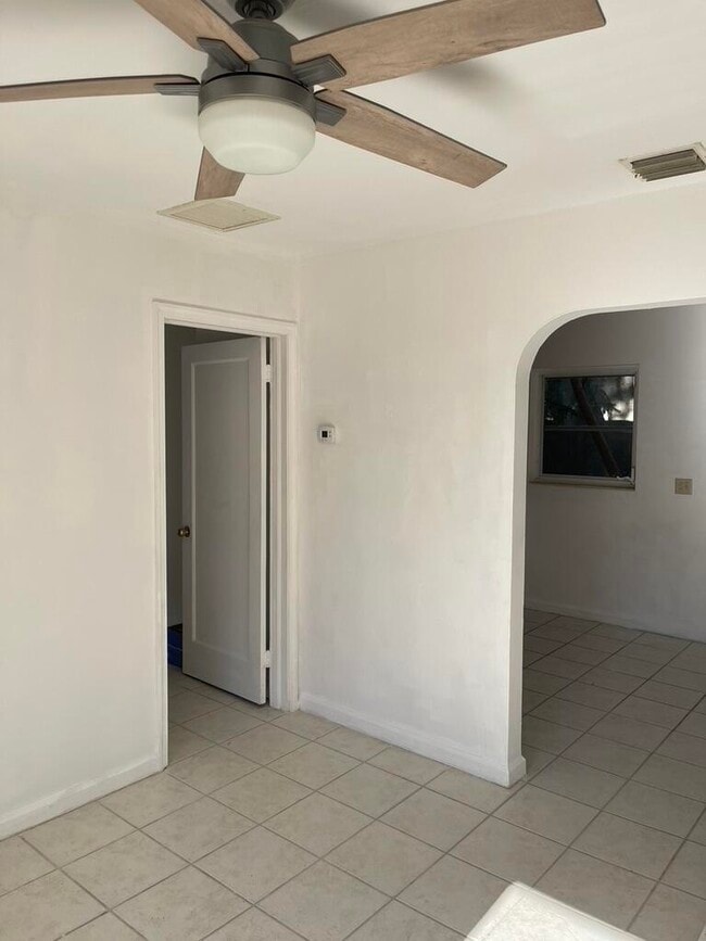 Building Photo - 115 E Lantana Rd