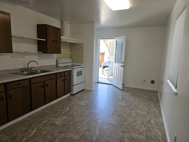 Building Photo - 517 Wildes St