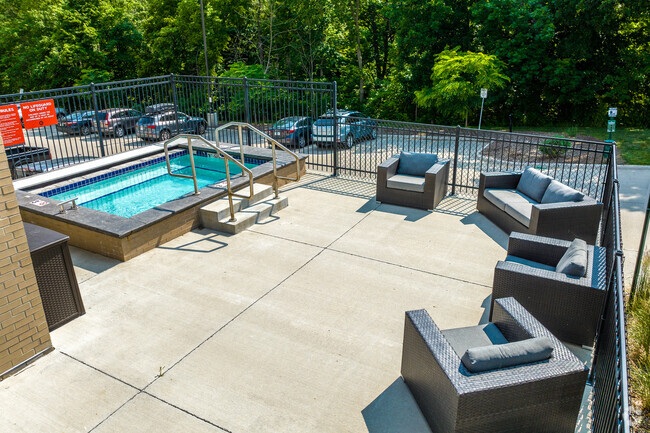 Outdoor Hot Tub & Spa - CORE Apartments