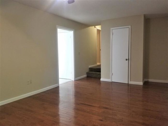 Building Photo - Cozy Home Close to Everything!