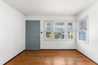 Building Photo - 530-32 W Ivy St