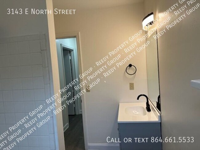 Foto del edificio - Tour Today! Beautiful 2 bedroom 1 bath end...