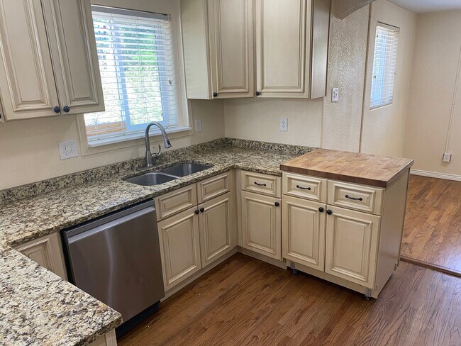 cocina con tabla de cortar 1 - 1690 Syracuse St