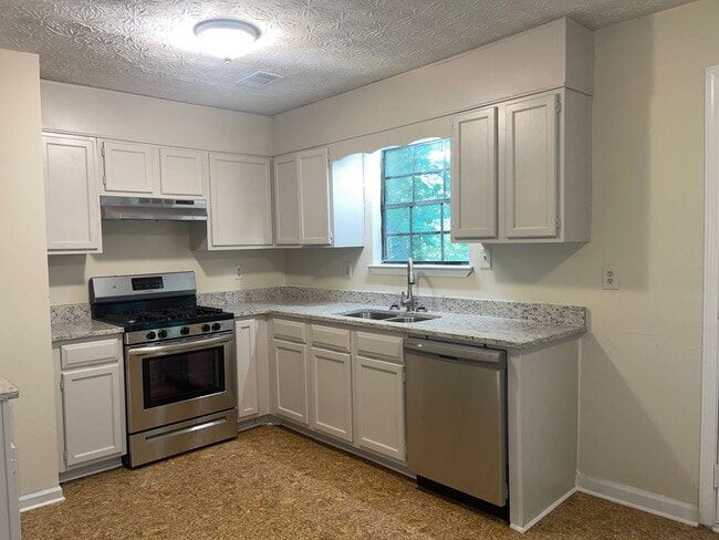 Building Photo - 3 Bed/2 Bath Ranch W/ Granite Counters & SS Appliances!