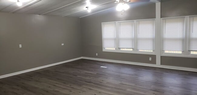 Building Photo - 3 bedroom 2 bath