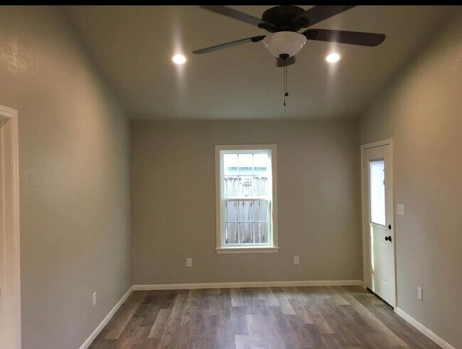 Photo - 916 N Austin St House