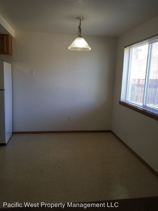 Building Photo - 5120 Skyline Village Loop S