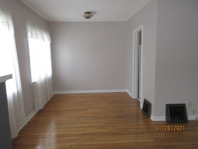 dining area - 724 E 39th Ave
