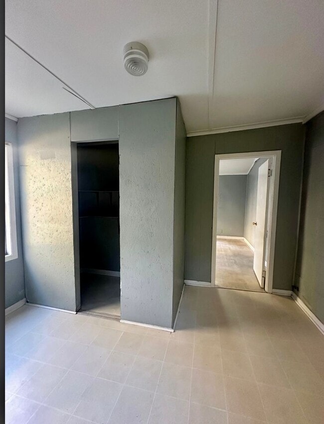 Building Photo - 3 Bed 1 Bath House