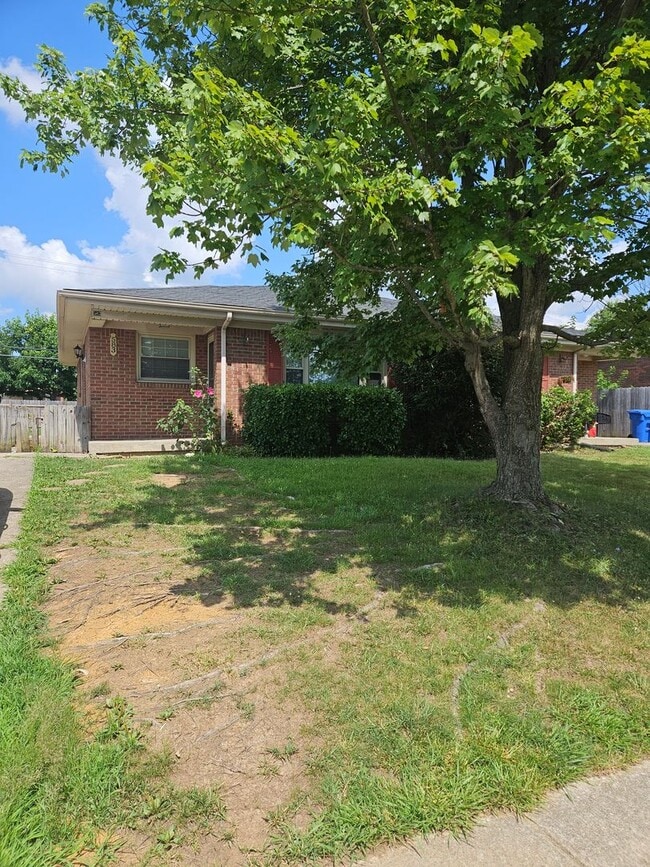 Building Photo - 2 Bed 1 Bath Duplex