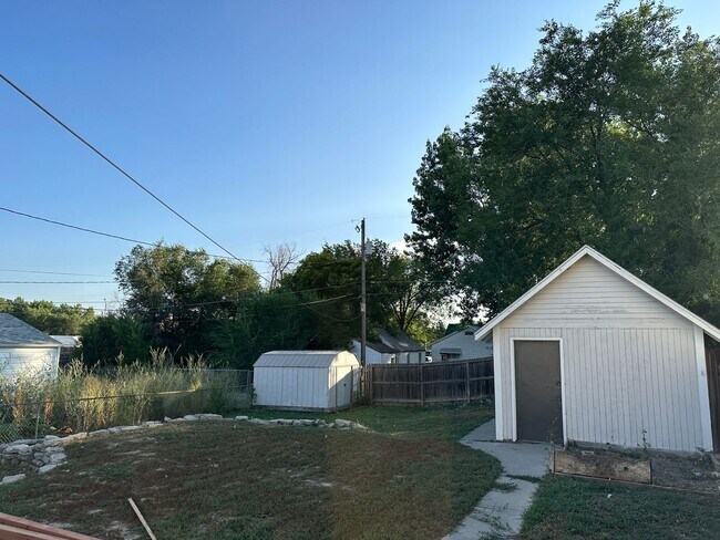 Foto del edificio - 4 bedroom, 1 bath. Pets Ok, Remodeled in 2...