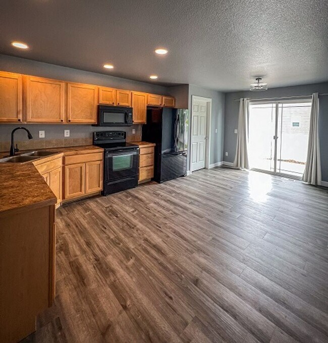Foto del edificio - Spacious 3-Bedroom Home with Fenced Yard in Wellington – Available August 4th
