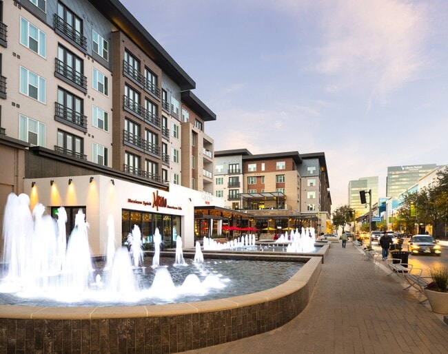 A menos de cinco millas de un sinfín de tiendas y restaurantes en Legacy West. - Windsor Castle Hills