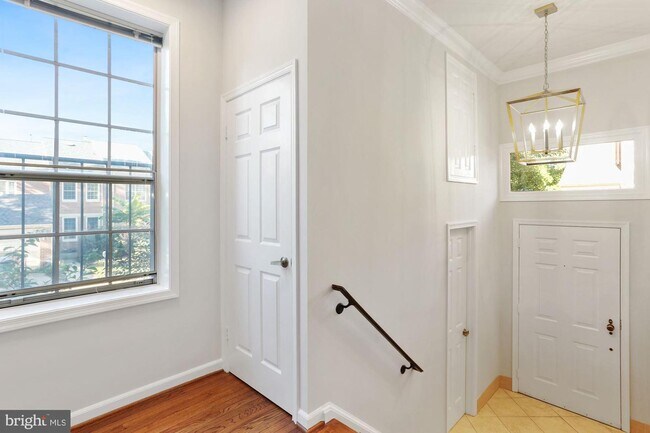 Building Photo - 1454 McLean Mews Ct