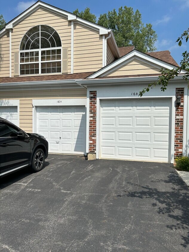 16 Tyler Ct Unit B, Streamwood, IL 60107 Condo for Rent in Streamwood