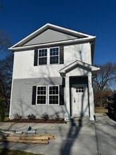 Building Photo - 402 E Bledsoe St