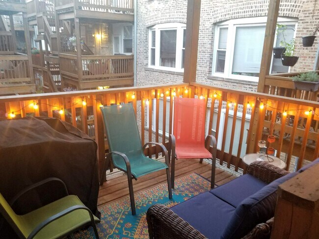 Patio - 7021 N Greenview Ave