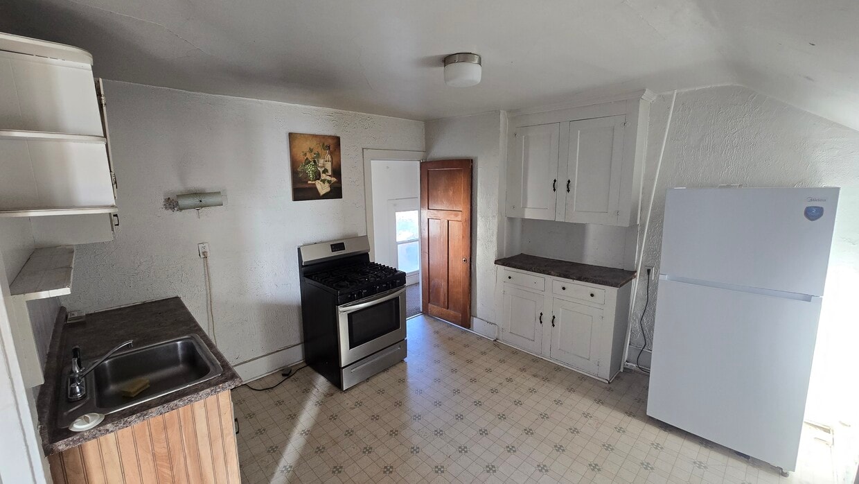 Kitchen - 1825 Grand Ave