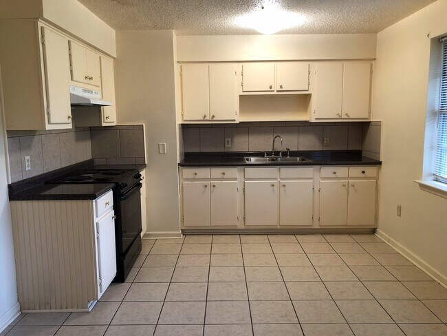 Building Photo - House: South Hills *AVAILABLE AFTER OCTOBE...