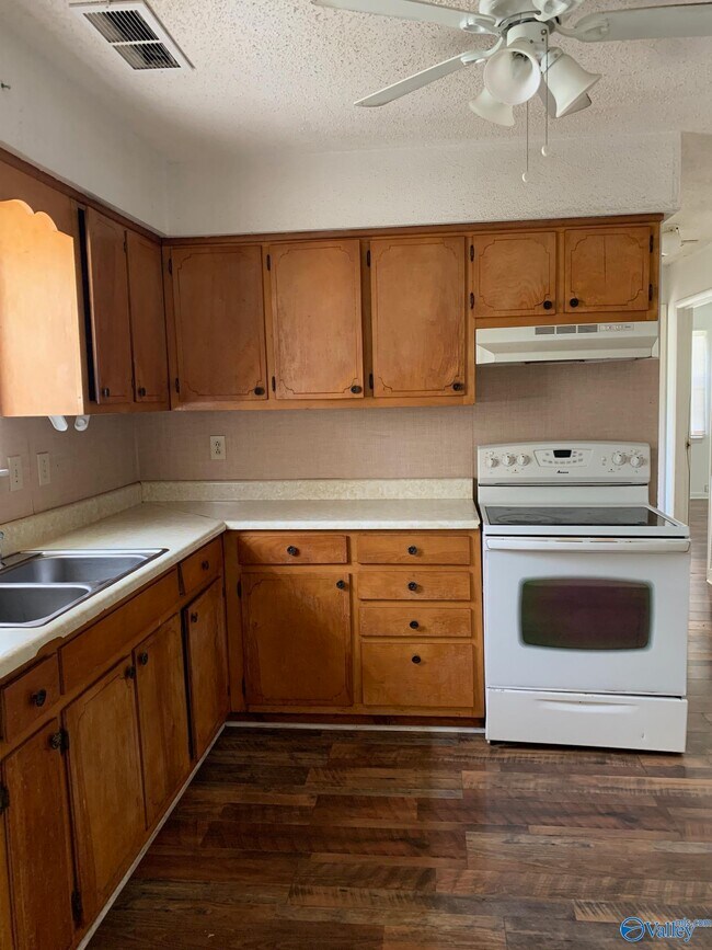 Building Photo - 21045 Myrtlewood Dr