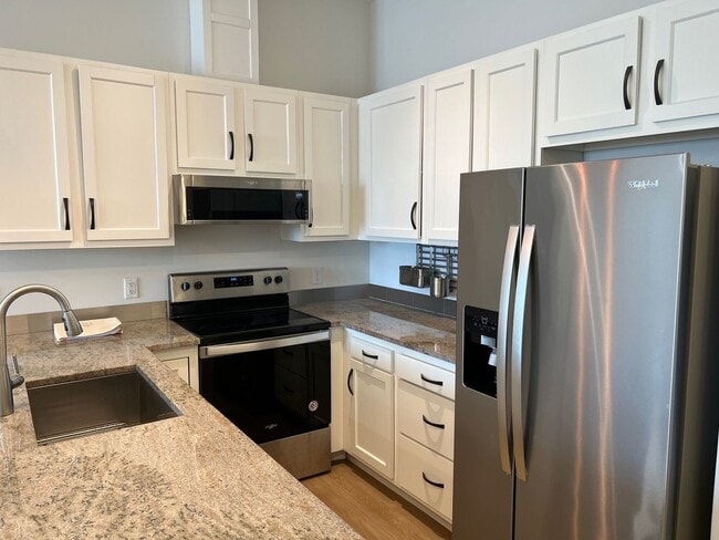 Building Photo - Beautiful 2 Bedroom 2 Bath Apartment on Ma...