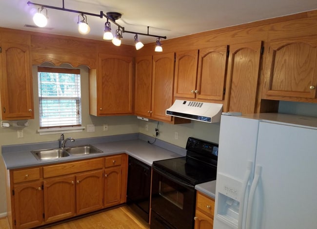 Foto del edificio - Briarwood Townhome close to NGIC and Hollymead Town Center!