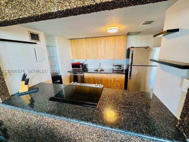 Foto del edificio - 900 Bay Dr E