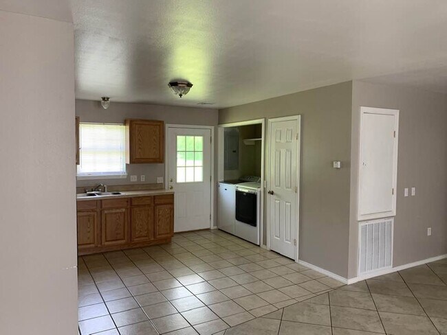 Foto del edificio - Cute 3 bedroom 1 bath house. Handicap acce...
