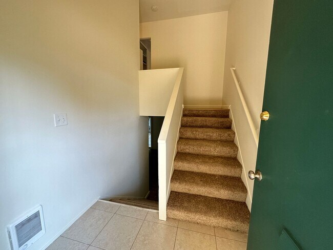 Building Photo - South Tabor 3 Bedroom 1 Bath Duplex Unit -...