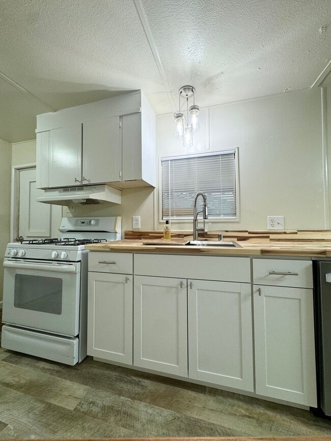 Building Photo - Looking for Tranquility? Look No Further!