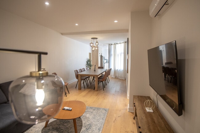 Building Photo - 4617 R. Saint-Denis