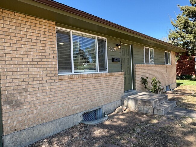 Building Photo - Bright & Spacious 5 Bedroom, 2 Bath Home