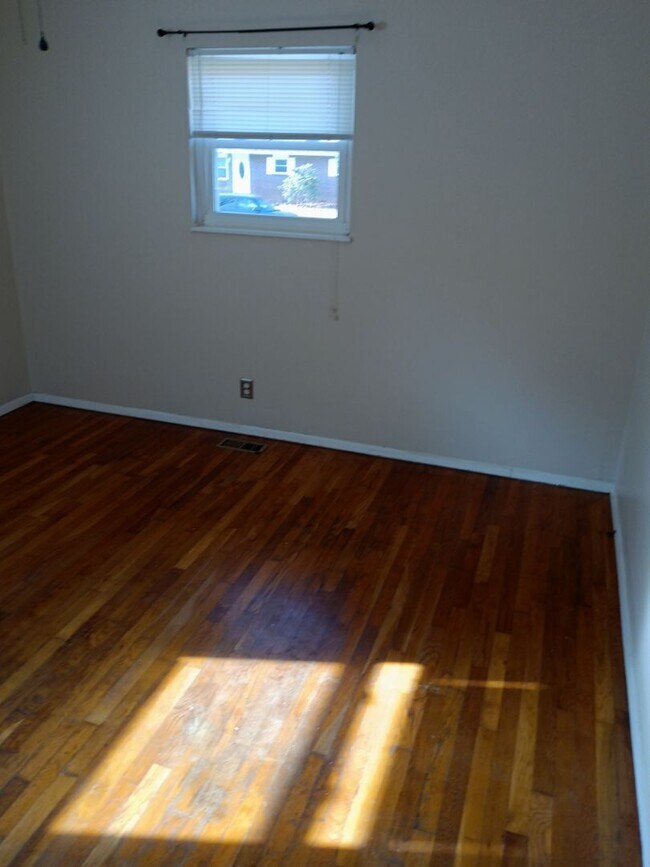 Foto del edificio - 3 Bedroom / 1 Bath Brick Ranch Home  Johnson City, TN