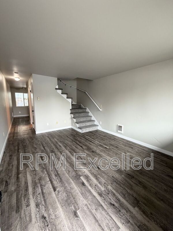 Building Photo - 634 M St NE