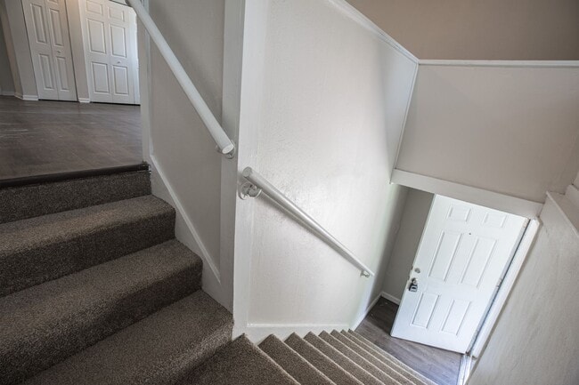 Building Photo - Spacious 3 bedroom, 1 Bathroom Upper Level Duplex Apartment