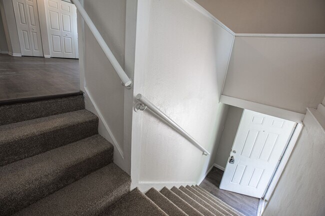Foto del edificio - Spacious 3 bedroom, 1 Bathroom Upper Level...