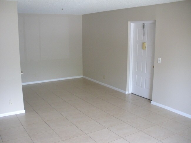 Building Photo - 208 Foxtail Dr